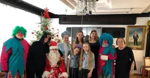 Дядо Мраз и Снежанка донесоха  подаръци в руското консулство