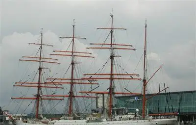 Варна посрещна с топовен салют най-големия ветроход в света