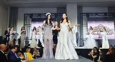 Със заря и мажоретки посрещнаха новата Мис България Сара Младенова в родния ѝ Шумен Със заря и мажоретки посрещнаха новата Мис България Сара Младенова в родния ѝ Шумен