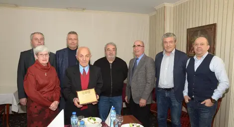 Кап. Любен Ботев /с плакета/ и бивши и настоящи директори на речни фирми отбелязаха Никулден по стар стил. Снимка: Бисер ТОДОРОВ