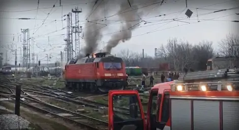 Локомотив на товарен влак се запали в Русе