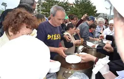 Християни и мюсюлмани се събраха на общ курбан в Кърджали /галерия/