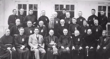 Блажени Евгений Босилков и дон Галони със свещеници и семинаристи Блажени Евгений Босилков и дон Галони със свещеници и семинаристи