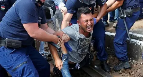 Как унгарската полиция спря влак за Австрия, за да свали бежанците /галерия/