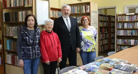 По случай Деня на Европа две читалища от община Иваново получиха книги от областния управител Драгомир Драганов По случай Деня на Европа две читалища от община Иваново получиха книги от областния управител Драгомир Драганов