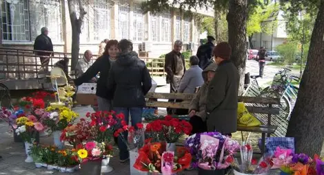 Данъчните погват търговците на цветя за 8 март
