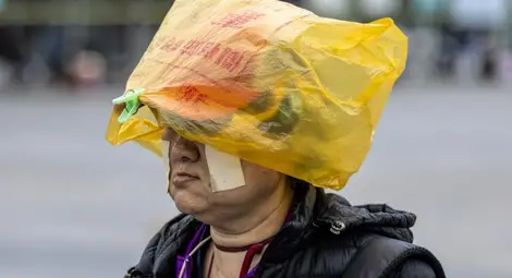 COVID-креативност: Маски от сутиени, памперси, бананови листа&hellip;