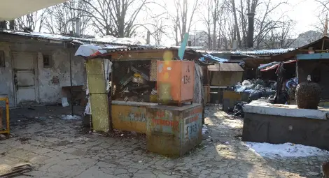 Комплекс с 40 магазина израства на мястото на стари складове на пазара