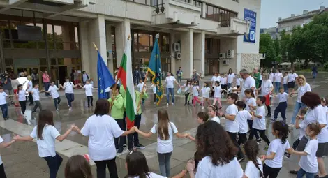 &bdquo;Розите на България&ldquo; разцъфтяха в пъстри хора