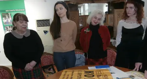 Столетният афиш ще попълни колекцията от реликвени ценности на Русенската опера.                                       Снимка: Авторът