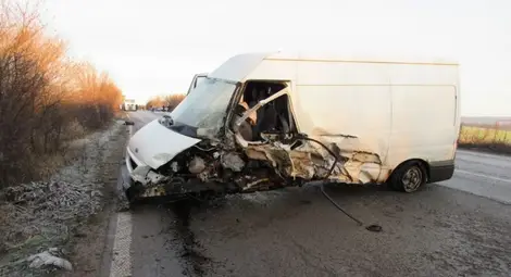 Идващ от Германия бус прати майка и син в болница