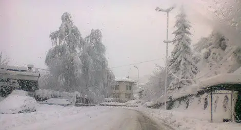 Сняг и виелици блокираха страната