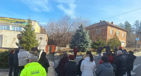 Възпоменателна церемония в Юпер почете паметта на майка и дъщеря, станали жертви на домашно насилие /галерия/