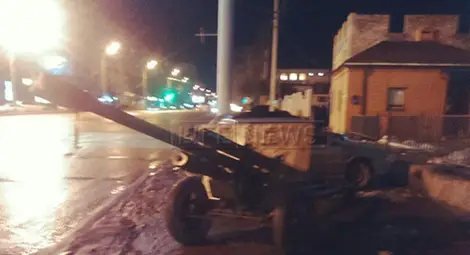 Руски войници губят... оръдие. На улицата