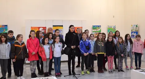 Малките художници от клуб &bdquo;Творчески да мислим&ldquo; в СУ &bdquo;Възраждане&ldquo; подредиха изложба в Художествената галерия.  Снимка: РХГ