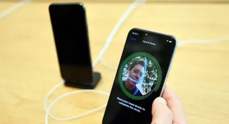 Нова технология на Apple вече разпознава лицето и с маска