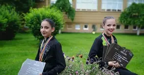Две момичета с 12 танца спечелиха  12 първи места на конкурс в Яш