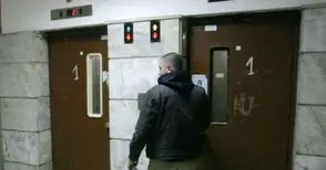 Пияно до несвяст момче клекнало в асансьора и омазало стените