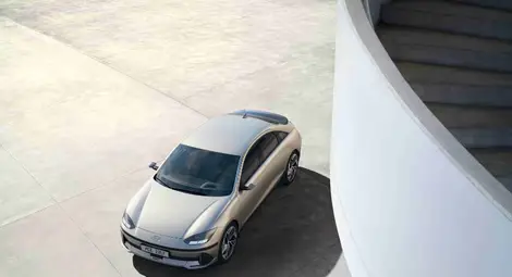 Hyundai IONIQ 6 дебютира със силуета на новото време, отличен пробег и иновативно вътрешно пространство /галерия/ Hyundai IONIQ 6 дебютира със силуета на новото време, отличен пробег и иновативно вътрешно пространство /галерия/