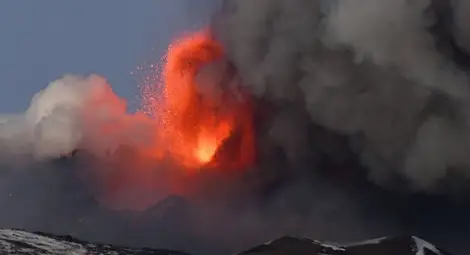 Изригна вулканът Етна, летище Катания е затворено