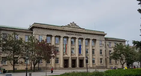 Шайката за имотни измами с многократно награждаван полицай в състава отива на съд