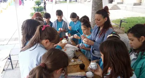 Малки художници сгъват оригами  и правят причудливи колажи