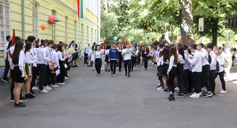 10 учители и 42 ученици от Английската гимназия получиха отличия на празника.