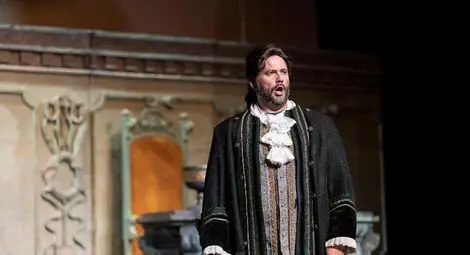 Доходното здание отново става сцена на "Бал с маски"