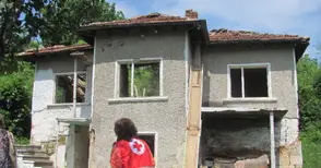 Червеният кръст помага на жена със сринат от дъждовете дом