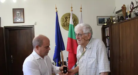 Художникът Стефан Кацаров със златна значка за 80-ия си юбилей