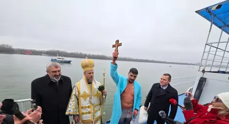 Рекордьорът на Гинес Теодор Цветков отново извади кръста&nbsp;на Богоявление в Русе