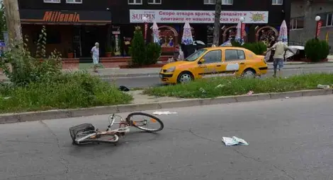 Такси блъсна пенсионер  с велосипед на &bdquo;Тулча&ldquo;