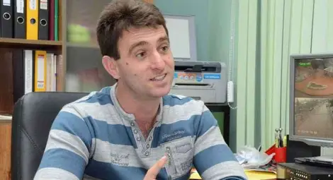 Кметът, който не се плаши да облече рокля и да заголи крака