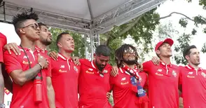 В Панама посрещнаха националите като герои