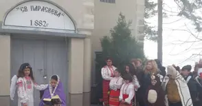 В Баниска прескачаха огън  за здраве на Благовещение