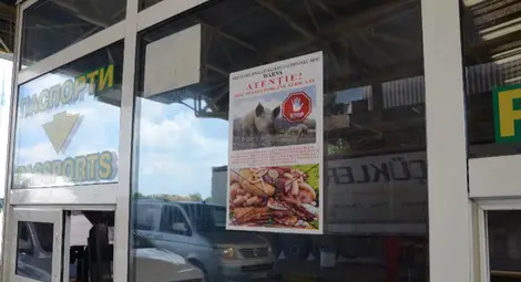 Фризер за конфискувано месо и табели за забранен внос има на Дунав мост