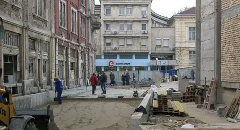 Консервацията на строежа зад Доходното на финала