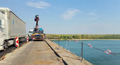 Демонтирани са пешеходният парапет и част от осветителните стълбове в 320-метров участък в посока Румъния на Дунав мост при Русе