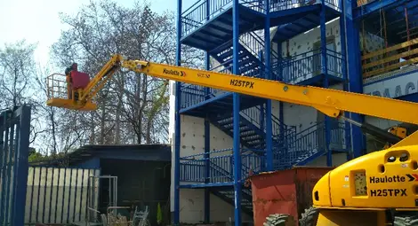 Специална машина вдига  покрива на Чардака