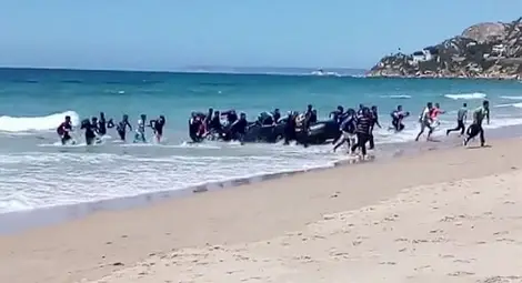 Десетки мигранти изненадаха туристи на испански плаж