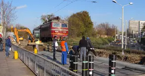 Започна укрепването на ронещия се жп надлез на „Липник“