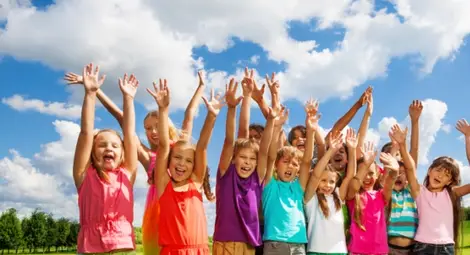 Кастанети от бирени капачки и рисунки от пясък ще правят деца на панаир в събота