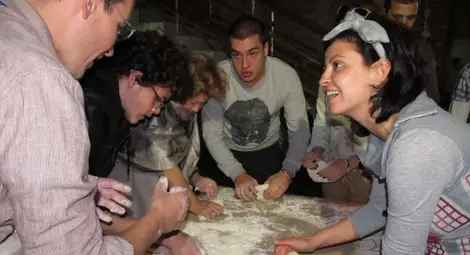 Младежи от Дунавските страни се сприятеляват чрез месене на хляб в Русе