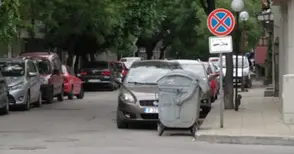 Шофьор плати 60 лева за спиране за минути пред контейнери за смет