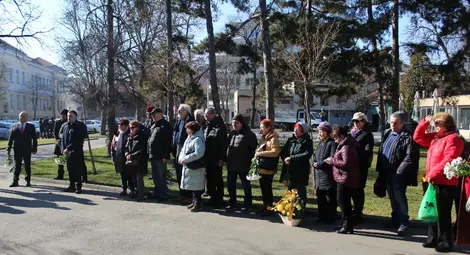 Зам. областният управител на Русе Георги Георгиев за Холокоста: Това е невидимата морална линия между доброто и злото, линията, която разделя човешкото от изкуствено нагнетяваната омраза Зам. областният управител на Русе Георги Георгиев за Холокоста: Това е невидимата морална линия между доброто и злото, линията, която разделя човешкото от изкуствено нагнетяваната омраза