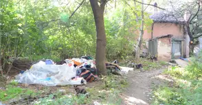 Самонастанили се в къща клошари тормозят съседи със смрад