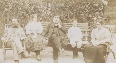 Александър Людсканов, дъщеря му Радка, тъст му Драган Цанков, синът Константин Людсканов и жена му Недялка (отляво надясно) в градината на дома на Др. Цанков в София (преди 1905 г.). (ЦДА-Сф., ф.313К (В. Радославов), оп. 1, а.е. 2544, л. 3).