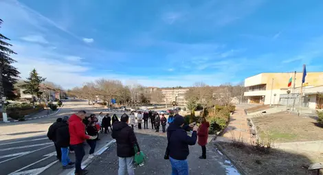 Възпоменателна церемония в Юпер почете паметта на майка и дъщеря, станали жертви на домашно насилие /галерия/