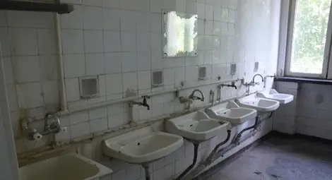 Така са изглеждали умивалните преди, които не били ремонтирани близо 50 години.