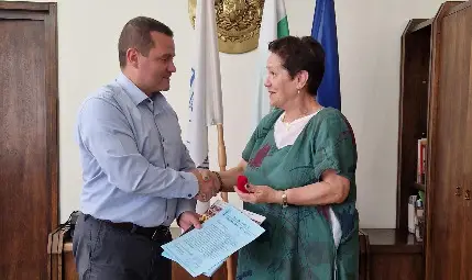 Кметът Пенчо Милков награди певицата Росица Борджиева със значка &bdquo;Русе&ldquo;